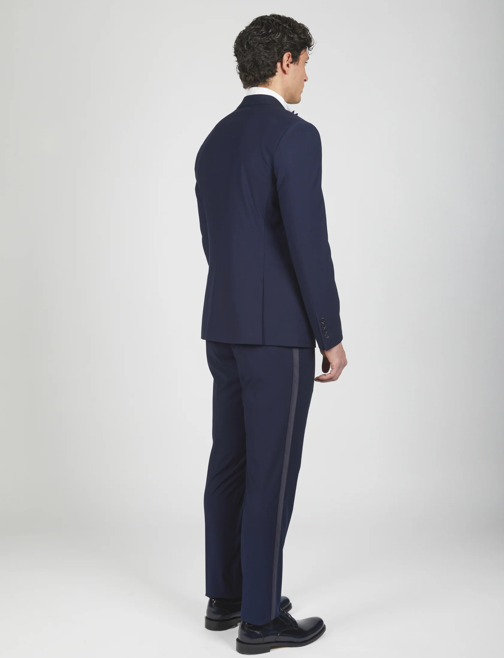 Abito smoking con revers a lancia in raso - Image 10