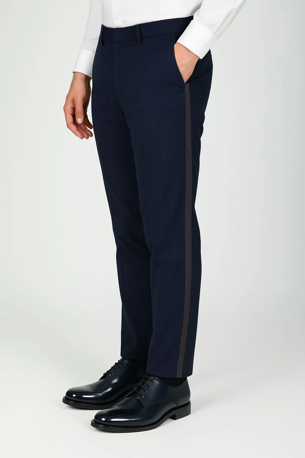 Abito smoking con revers a lancia in raso - Image 11