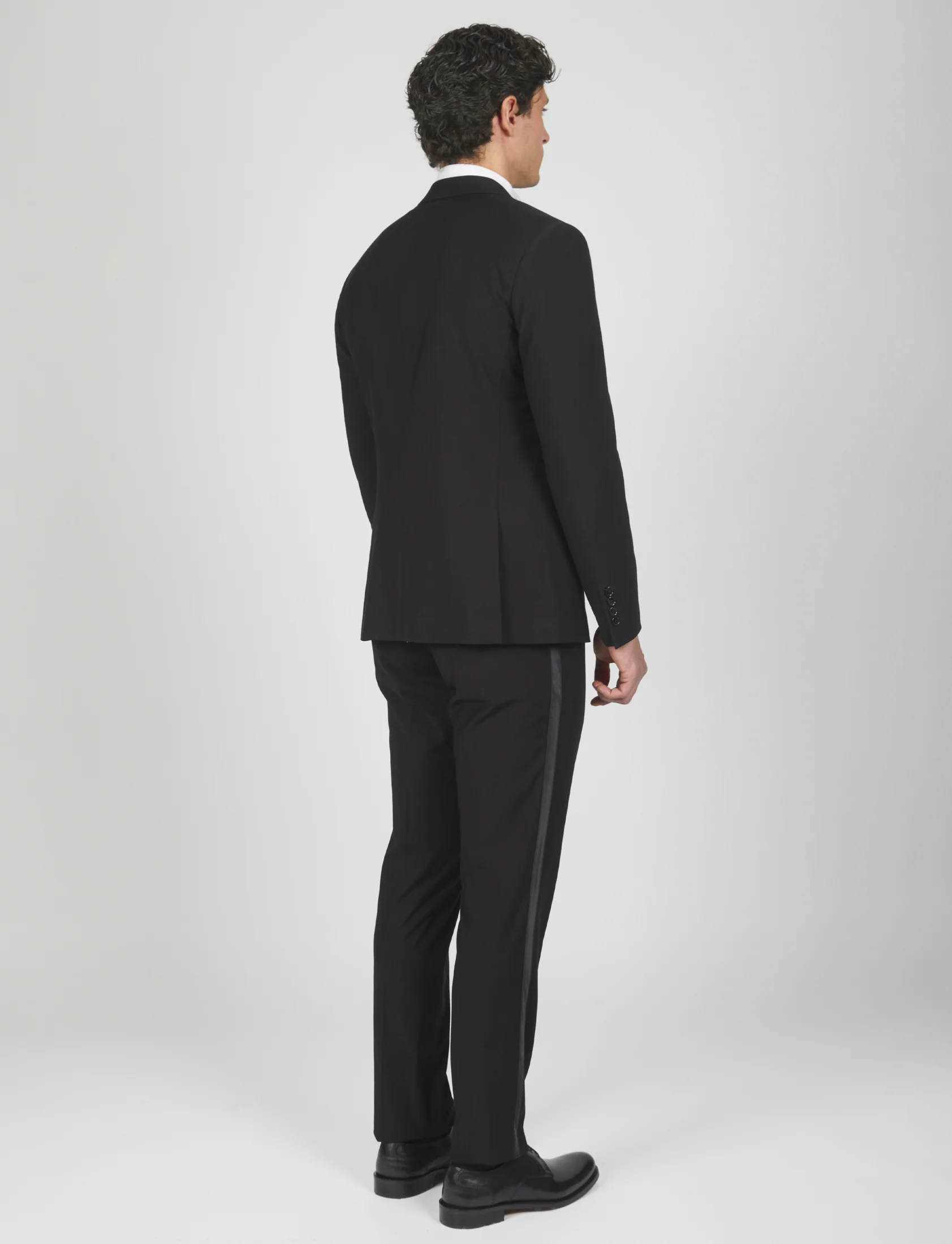 Abito smoking con revers a lancia in raso - Image 4