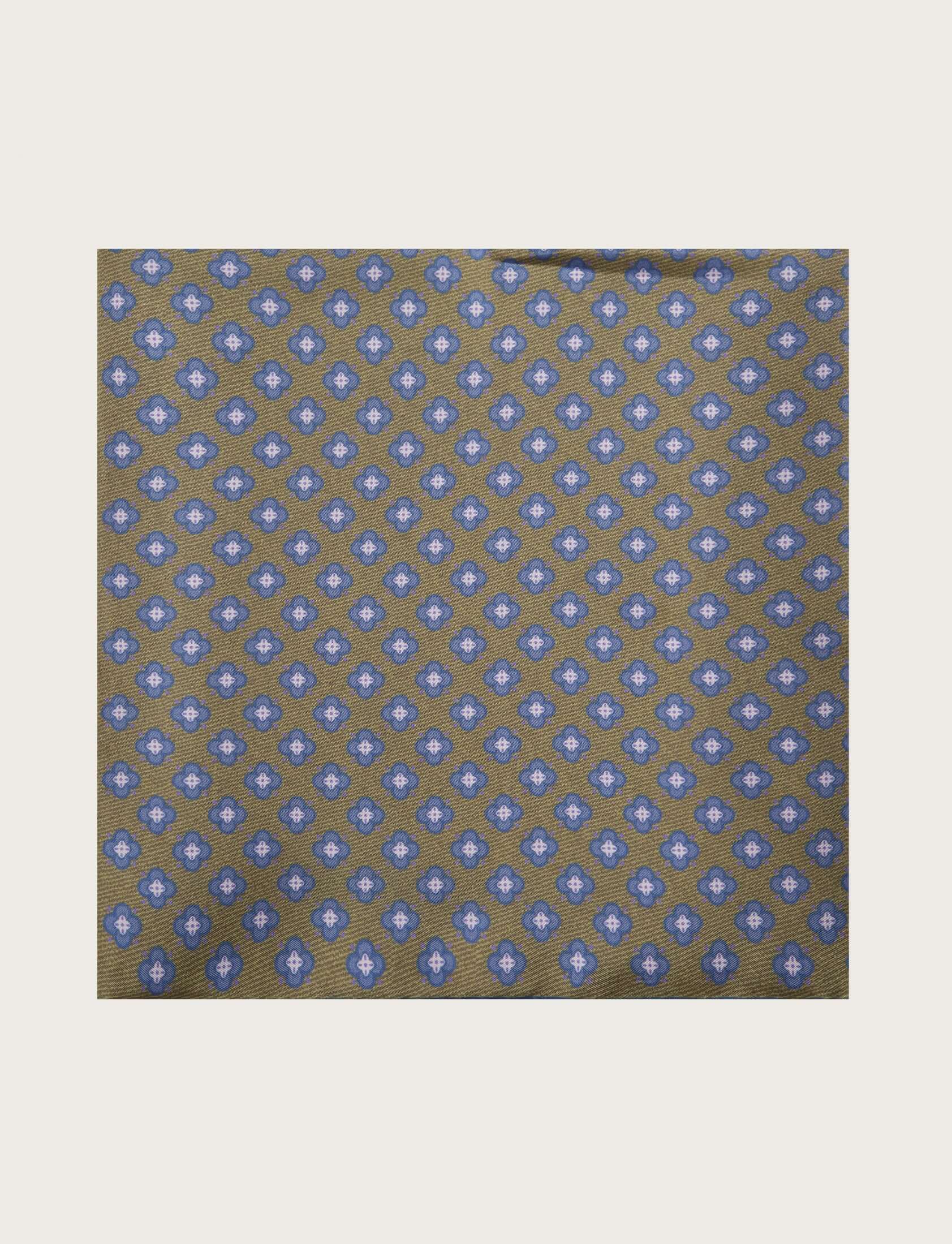 Foulard in seta verde con fantasia floreale - Image 3