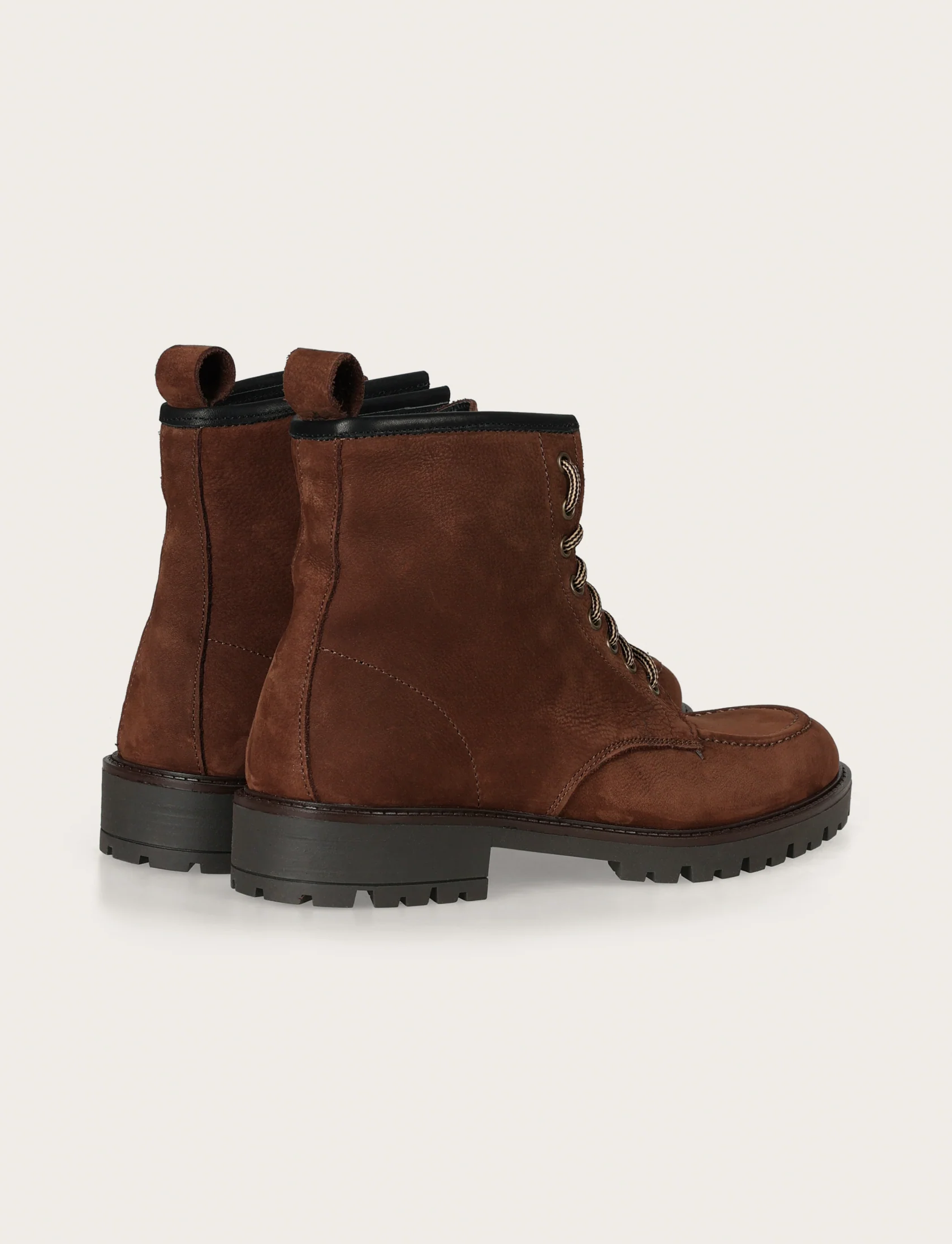 Stivaletto in nabuk con suola carrarmato - Image 11