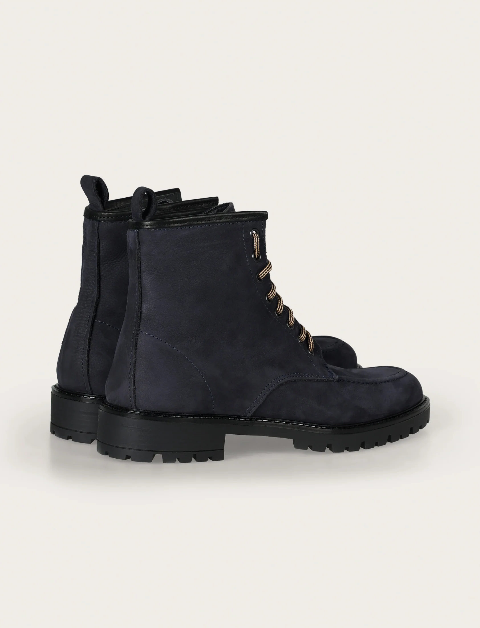 Stivaletto in nabuk con suola carrarmato - Image 7